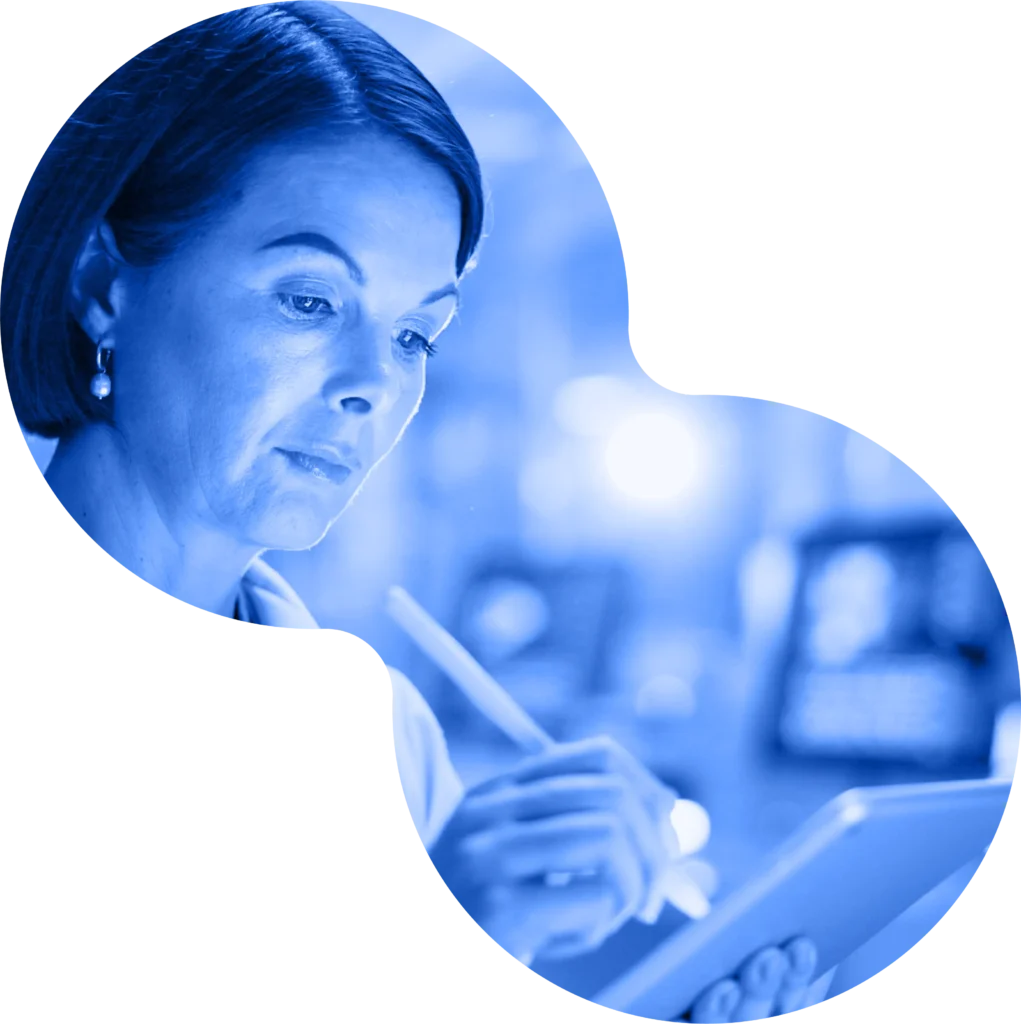 Médica escribiendo en una tablet con lápiz digital