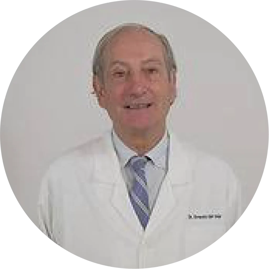 Médico con delantal blanco y corbata, foto de testimonio