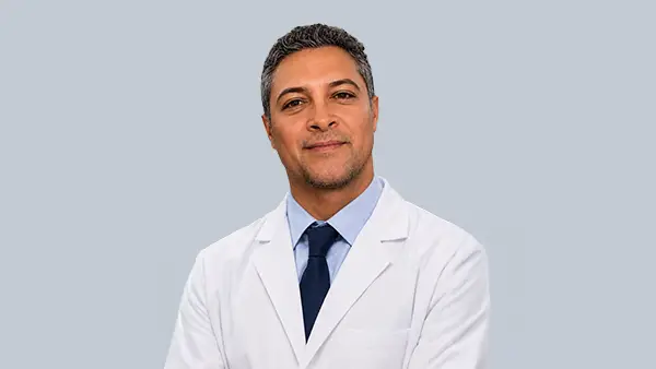 Médico de Atrys Chile con delantal blanco y corbata